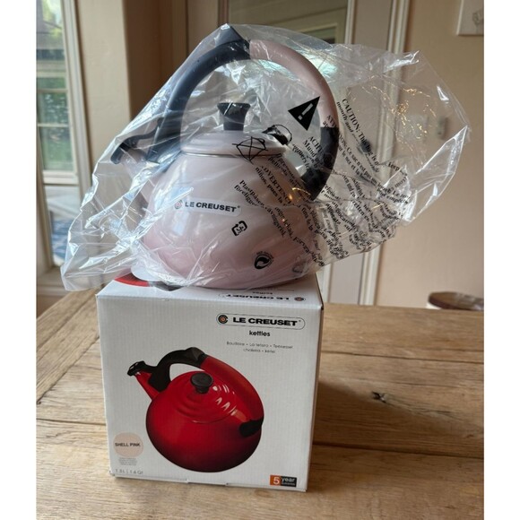 Le Creuset Enamel On Steel Oolong Tea Kettle w/o Max Line 1.6 qt Shell Pink NEW - Picture 3 of 13